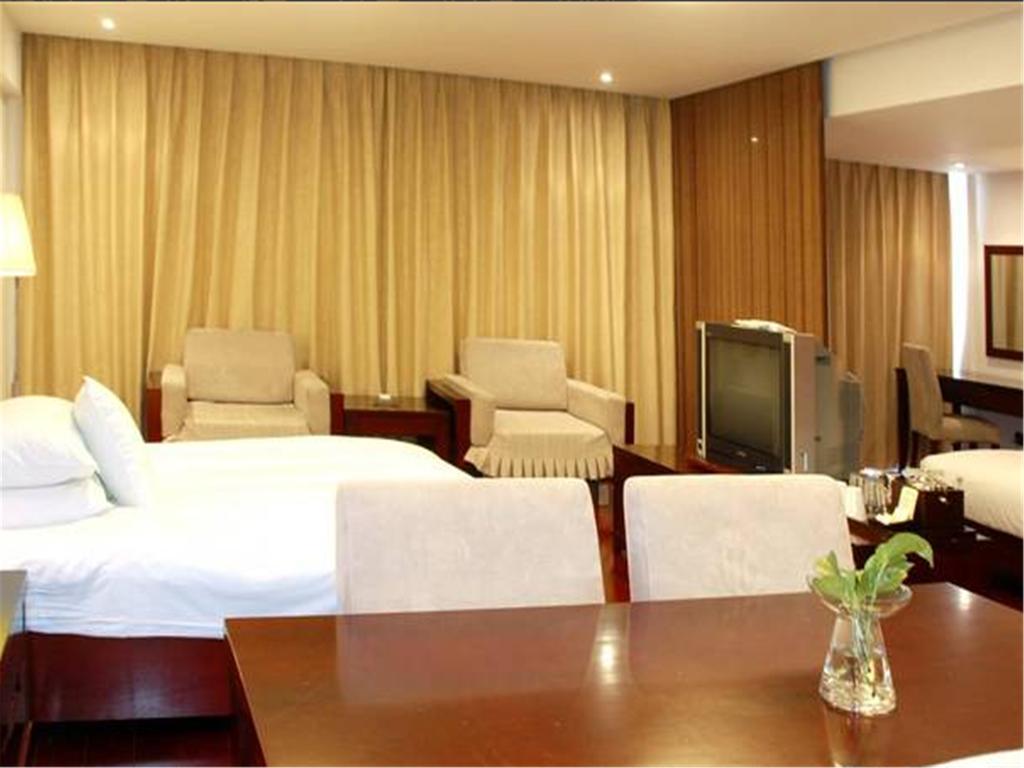Gloria Plaza Hotel Kangqiao Shanghai Exterior photo
